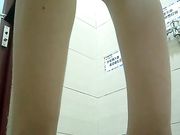 商场厕拍 妹子在卫生间换裙子