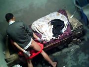 大叔嫖妓结果不够硬想要舔逼被拒