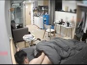 白虎女被情人爆操到躲在厕所