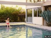 粉嫩妹子无聊主动邀请猛男干自己