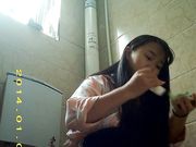 厕所偷拍 年轻的妹子果然青春靓丽