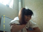 厕所偷拍 年轻的妹子果然青春靓丽