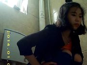 厕所偷拍 年轻的妹子果然青春靓丽