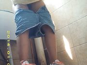 厕所偷拍 年轻的妹子果然青春靓丽
