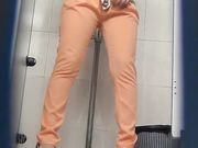 商场厕拍看起来很有邻家感觉的妹子