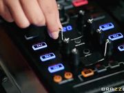 娇小的女DJ骑在大屌上高潮不断