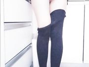 黑丝白虎无毛美女在厨房里寂寞的自慰