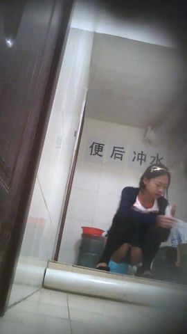 厕所偷拍 长腿黑丝女绝对是个风骚型