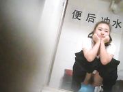 厕所偷拍 可爱的妹子带个可爱的帽子