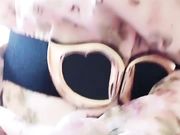 剧情演绎淫荡美女艺校生马上毕业了大街上被导演相中到公园试戏