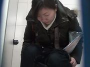 商场厕拍 妹子上厕所还要打电话