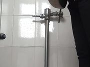 商场厕拍 大姐上厕所吸的什么东西