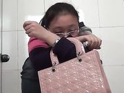 商场厕拍 萌妹子对着镜子搔首弄姿