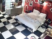 很能折腾的年轻情侣从浴室干到沙发