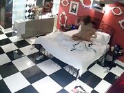 很能折腾的年轻情侣从浴室干到沙发