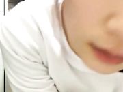 和女友看电影途中到厕所上演活春宫