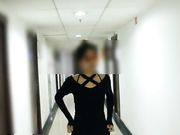 屌丝小混混穿着短裤拖鞋去接穿着性感白领女友下班看周围没有人直接在电梯里啪啪