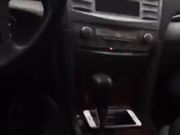 开车接漂亮情人直接在路边车震旁边还有个环卫大爷在打扫卫生