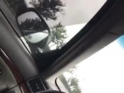 开车接漂亮情人直接在路边车震旁边还有个环卫大爷在打扫卫生