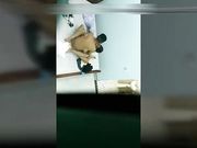 服务员躲在窗台后面偷窥来住店的情侣