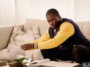 气质美少妇当着老公的面发骚勾引男人