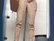 商场厕拍 妹子的镜头感很好