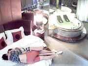 偷拍健壮男和美女洗完鸳鸯浴激情啪啪