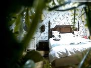 酒店偷拍年轻漂亮的小美女和聊了很久的微信网友酒店开房