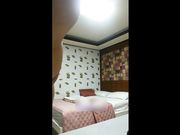 性福小胖与其淫荡大奶女友汽车旅馆打炮诱人淫叫很动听