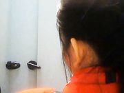 机场偷拍空姐专用女厕几个颜值不错的美女嘘嘘