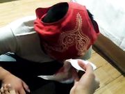 小伙借钱不还被夫妻抓到宾馆凌辱大姨妈侍候口味有点重