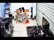 偷拍小两口打烊后关上门在门市里啪啪干的媳妇哇哇大叫