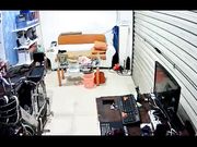 偷拍小两口打烊后关上门在门市里啪啪干的媳妇哇哇大叫