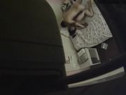 小旅馆服务员躲在透气窗上偷窥开房的情侣啪啪真刺激