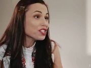 尿急男借厕所被痴女姐妹盯上下药上了床