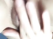 很漂亮有韵味的美少妇站着插穴自慰流了好多水看表情很是淫荡