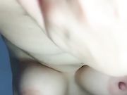 很漂亮有韵味的美少妇站着插穴自慰流了好多水看表情很是淫荡