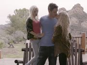 双飞两个小美女一枪双插太性福了 妹子身材很精致抱着操真销魂