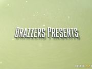 在邻居小伙子鸡巴上寻找灵感的情色小说女作家