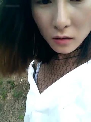 美女主播勾引滴滴司机到野外的树林里车震太疯狂了