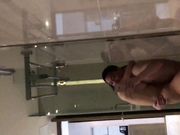 眼镜美眉和包养她干的干爹豪华酒店套房浴室啪啪边干边自拍