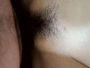 强行把漂亮女友按在床上插看她享受的样子被干的留下幸福的泪水