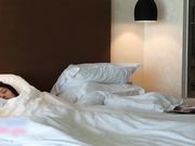 酒店掀开被子拉起小美女深喉束缚抽打调教电动棒插穴戏虐