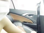 漂亮嫩妹和炮友在宽敞的车里直接接干起来了很是刺激