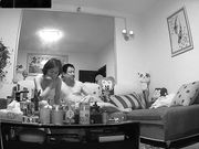 破解摄像头偷窥洗澡出来的美少妇和留着小胡子的老公在沙发啪啪