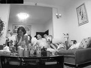 破解摄像头偷窥洗澡出来的美少妇和留着小胡子的老公在沙发啪啪