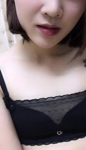 骚逼露脸特写自慰不知道哪里来个大哥把她操了浪叫呻吟不止