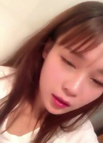 清纯萌妹KIKI道具鸡鸡抽插自慰高潮喷水嫩逼无毛很是诱惑