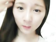 看着挺清纯的漂亮长发萌妹子全裸漏奶漏逼自慰抠逼