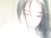 网红妹子在网吧玩露出被隔壁小伙发现了直接硬来掏出鸡巴就吃